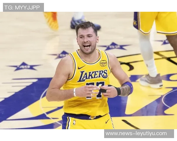 东契奇首节表现轻松自如7投4中斩获13分2板3助1断1帽展现全能实力 东契奇首节表现轻松自如7投4中斩获13分2板3助1断1帽展现全能实力