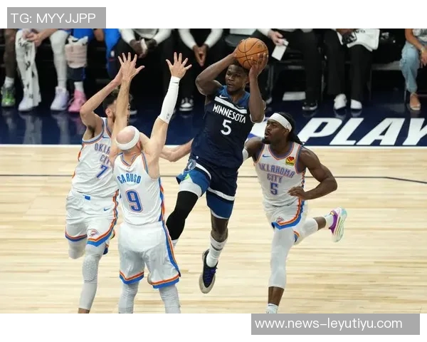 爱德华兹表现平平半场11投仅4中收获10分2篮板并有2次失误 爱德华兹表现平平半场11投仅4中收获10分2篮板并有2次失误